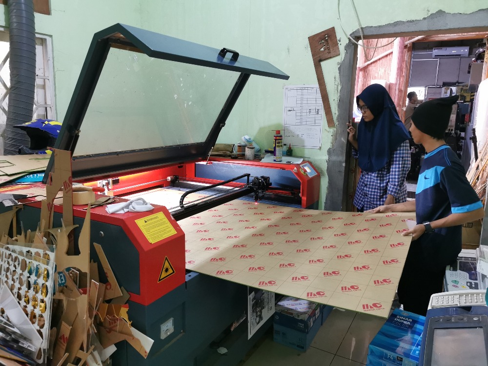 Inovasi Laser CO2 dalam Pembuatan Merchandise dan Huruf Timbul