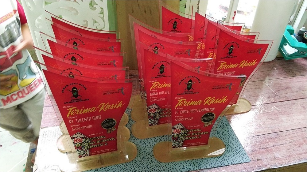 Plakat Pengertian Kegunaan dan Jenis-Jenisnya