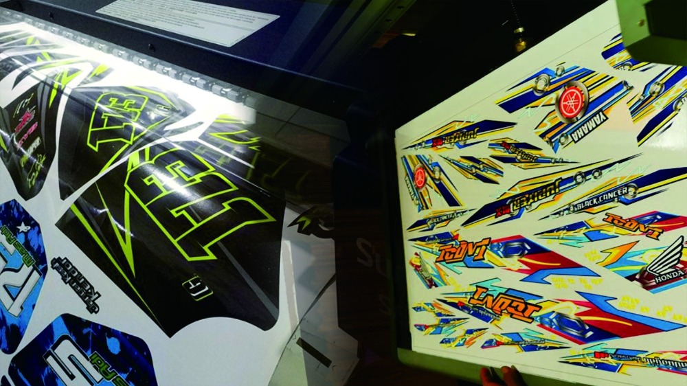 Perbedaan Stiker Indoor dan Stiker UV Mana yang Lebih Cocok untuk Anda