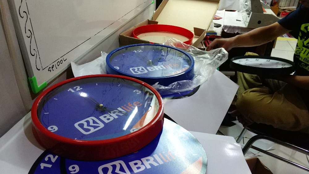 Percantik Dekorasi Dengan Jam Dinding Costum