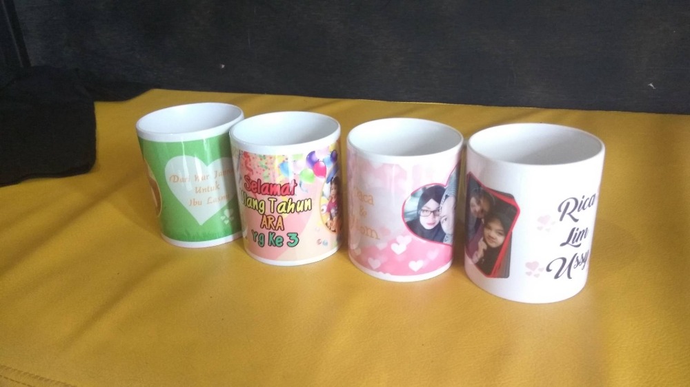 Mug Costum untuk menghiasi meja kerja anda