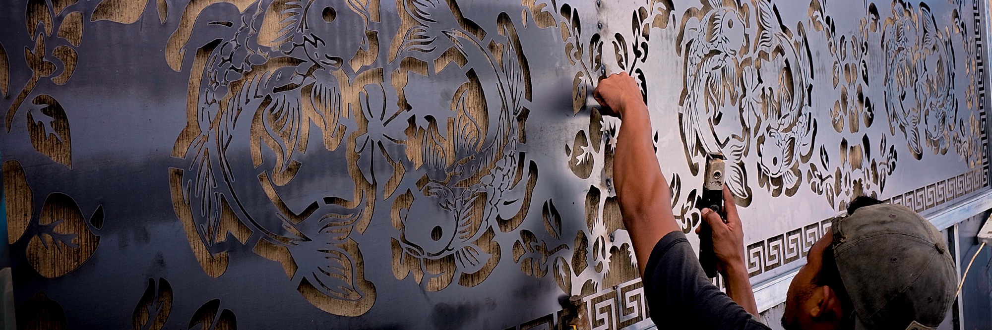 Banner pemasangan panel cutting metal